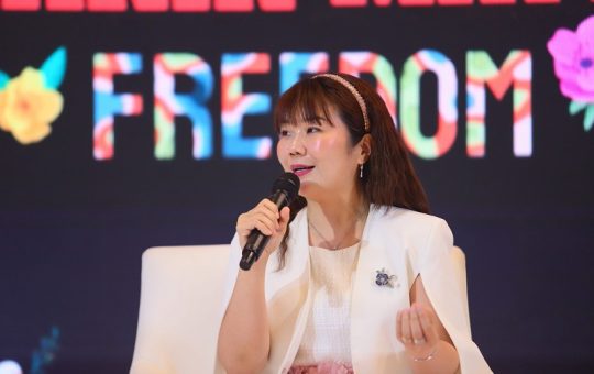 dr. Maria Fransisca, Dipl. Cidesco, Melihat Dunia dengan Ilmu, Menyentuh Perempuan dengan Empati