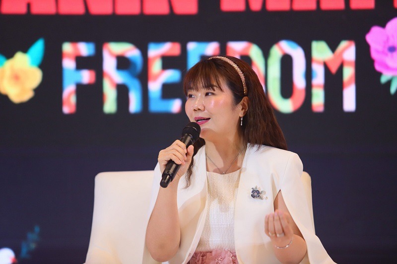 dr. Maria Fransisca, Dipl. Cidesco, Melihat Dunia dengan Ilmu, Menyentuh Perempuan dengan Empati